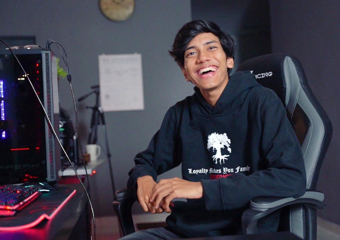 Kepengsss Serah RM5,000 dari Gaji Pertama Hasil Upload Video YouTube Kepada Ibu Tersayang - Saiful Nang Academy