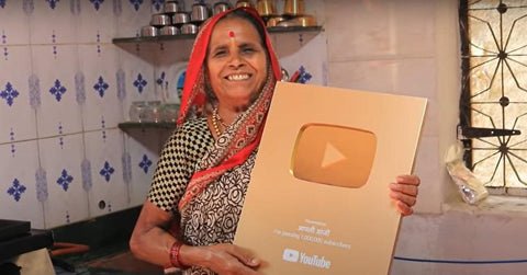Nenek 70 Tahun di India Jadi Food Youtuber dengan 1.15 Juta Subscribers