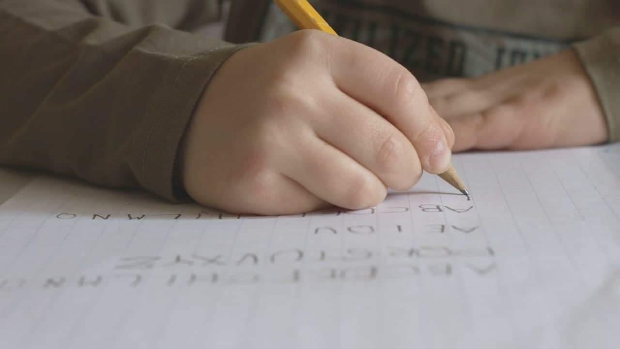 Jangan Paksa Anak Kecil Cepat Pandai Menulis? Ini Sebabnya - Saiful Nang Academy